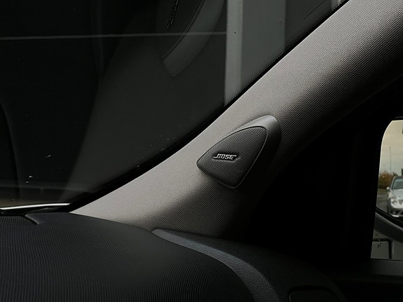 Cadillac SRX 12 of 14