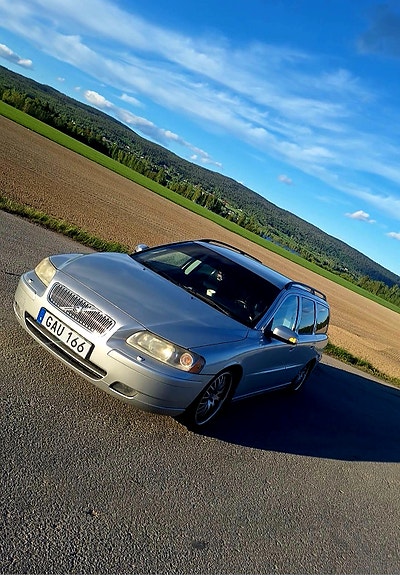 Volvo V70 2 of 9
