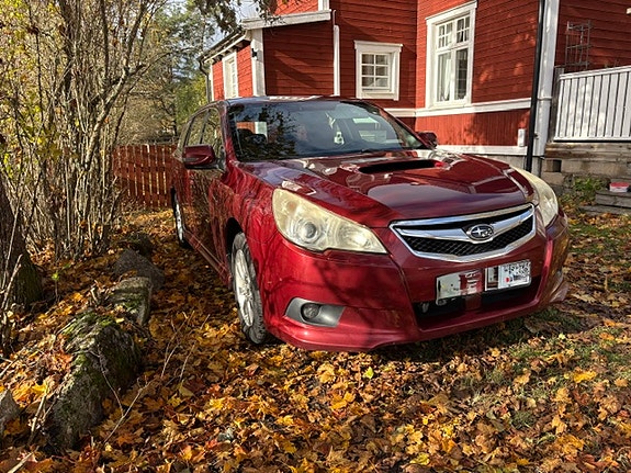 Subaru Legacy 2 of 5