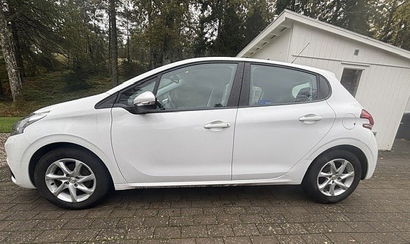 Peugeot 208 2 of 5