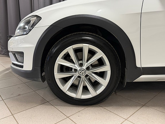 Volkswagen Golf Alltrack 28 of 30