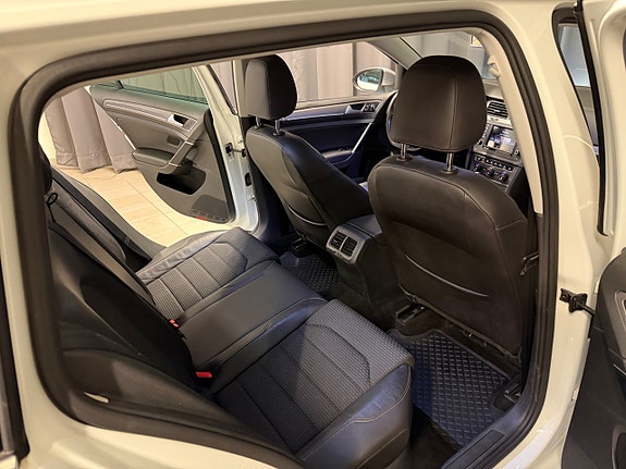 Volkswagen Golf Alltrack 18 of 30