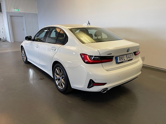BMW 320 3 of 11