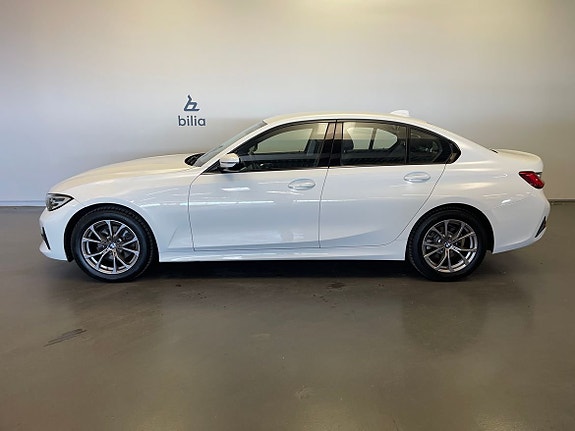 BMW 320 2 of 11