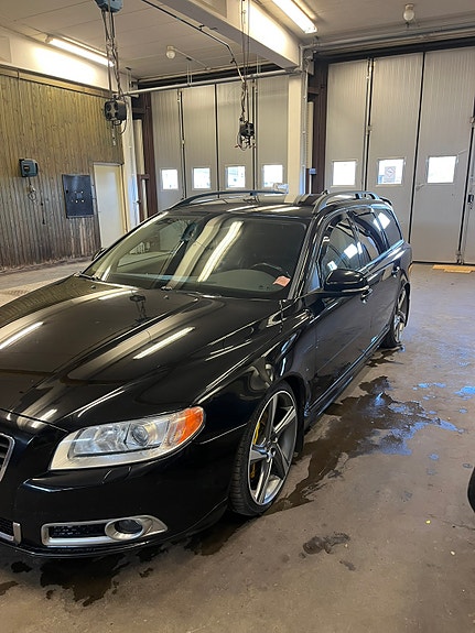 Volvo V70 2 of 8