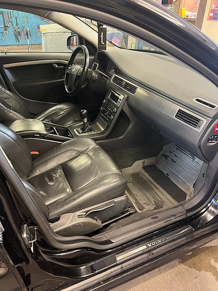 Volvo V70 7 of 8
