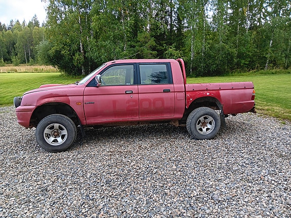Mitsubishi L200 2 of 12