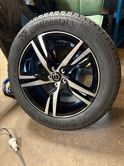 Nya 19” Volvo original fälgar med Continental dubbfria vinterdäck