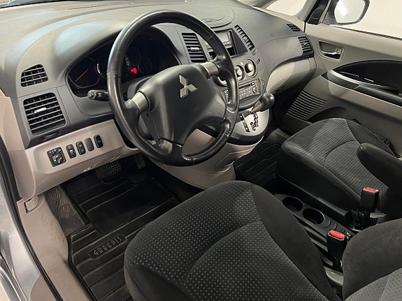 Mitsubishi Grandis 10 of 17