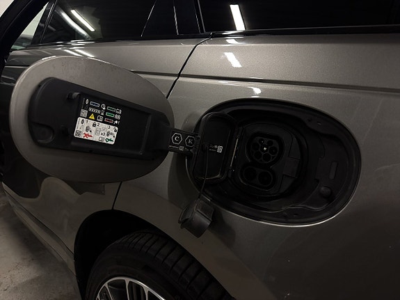 Land Rover Range Rover Velar 23 of 26
