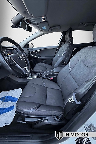 Volvo V40 Cross Country 13 of 19