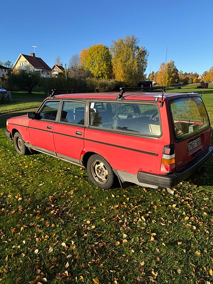 Volvo 240 3 of 7