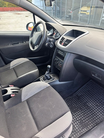 Peugeot 207 8 of 14