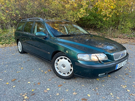 Volvo V70 2 of 13