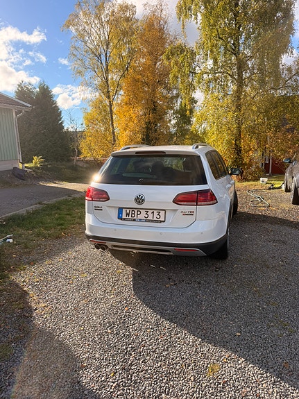 Volkswagen Golf Alltrack 2 of 8