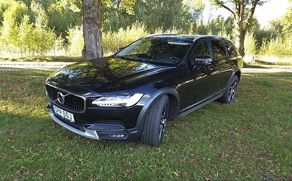 Volvo V90 Cross Country 2 of 10