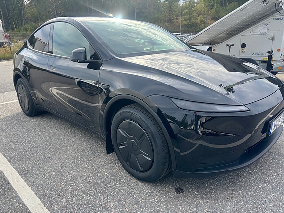Tesla Model Y 3 of 9