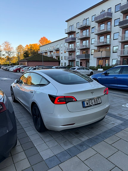 Tesla Model 3 5 of 7