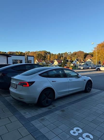 Tesla Model 3 4 of 7
