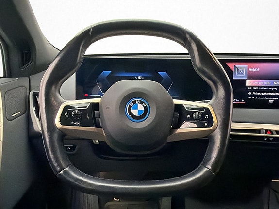 BMW iX 17 of 30