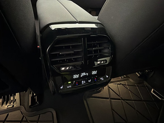 BMW iX 22 of 30