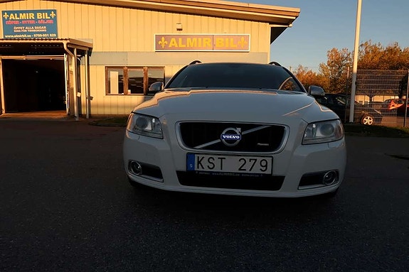 Volvo V70 2 of 18