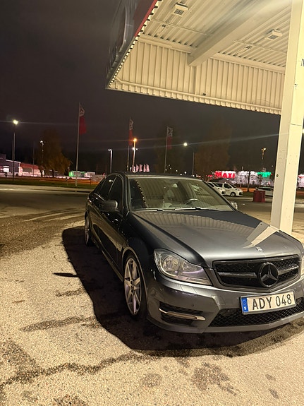 Mercedes-Benz C220 3 of 9