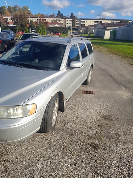 Volvo V70 3 of 6