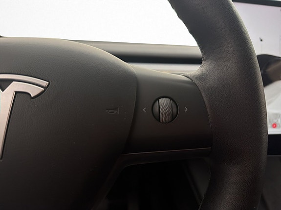 Tesla Model Y 20 of 30