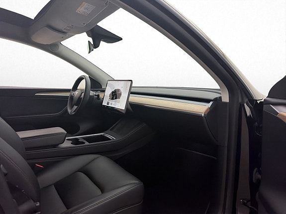 Tesla Model Y 16 of 30