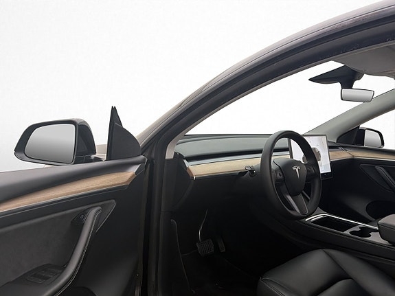 Tesla Model Y 11 of 30