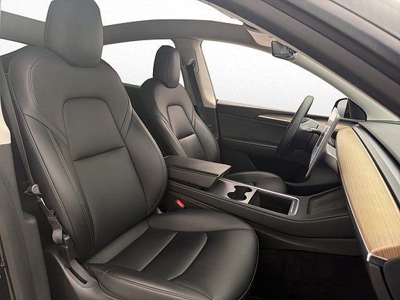 Tesla Model Y 15 of 30