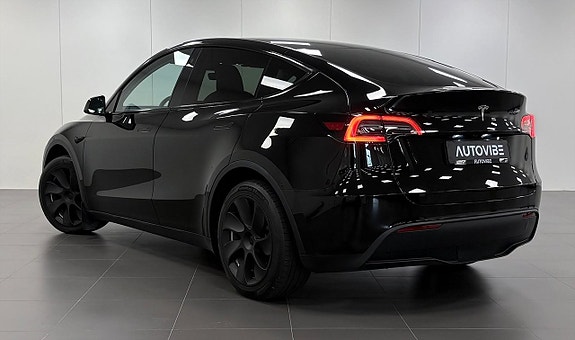 Tesla Model Y 7 of 15