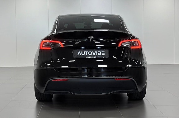 Tesla Model Y 5 of 15