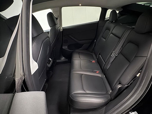 Tesla Model Y 10 of 15