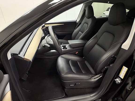 Tesla Model Y 9 of 15