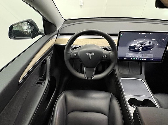 Tesla Model Y 13 of 15
