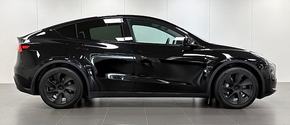 Tesla Model Y 4 of 15