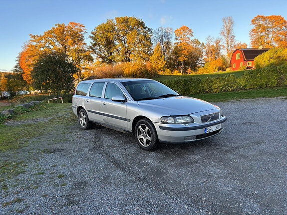 Volvo V70 2 of 6
