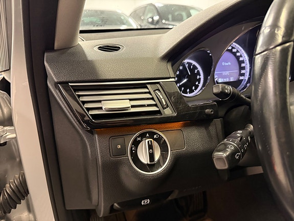 Mercedes-Benz E220 12 of 30