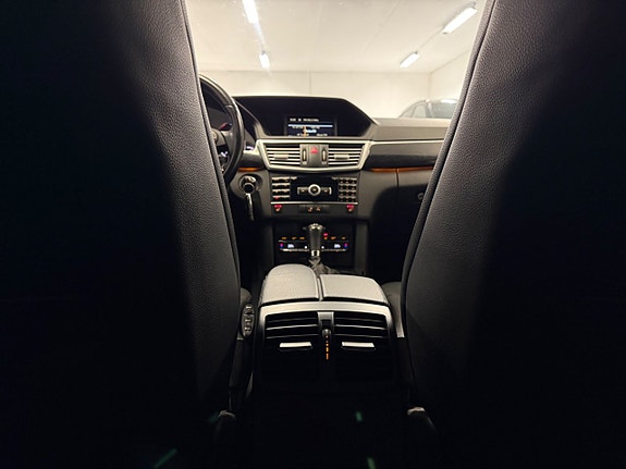 Mercedes-Benz E220 30 of 30