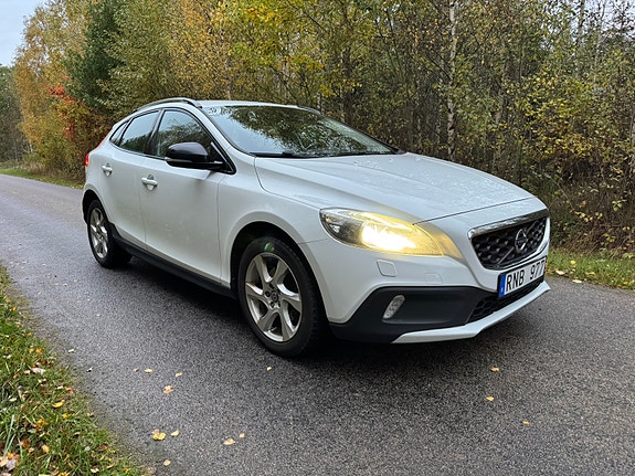 Volvo V40 Cross Country 2 of 5