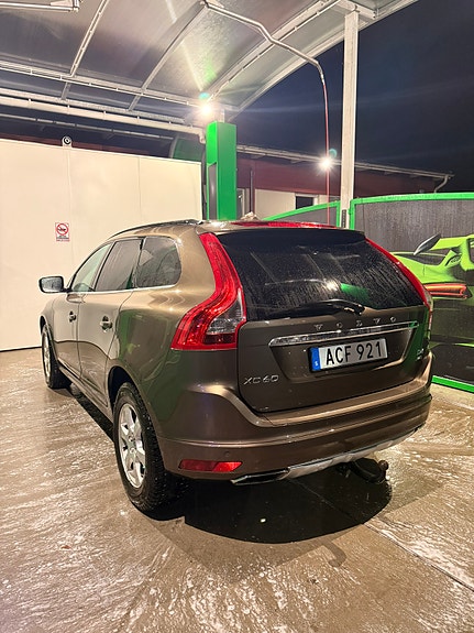 Volvo XC60 2 of 5