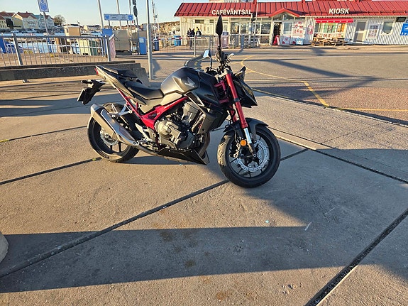 Honda CB750 Hornet E-Clutch 5 of 7