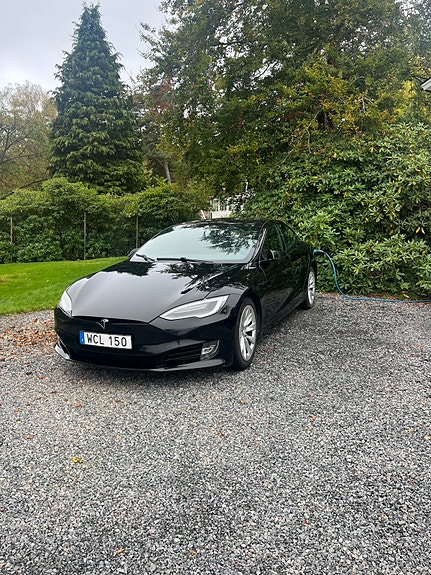 Tesla Model S 2 of 4