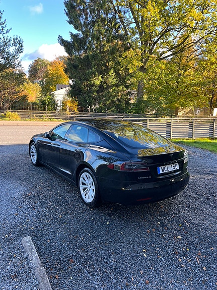 Tesla Model S 3 of 4