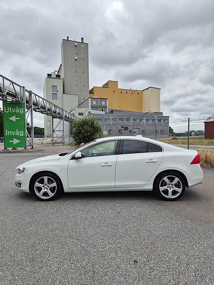 Volvo S60 2 of 17