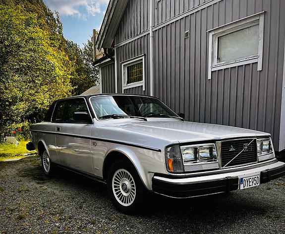 Volvo 262 2 of 8
