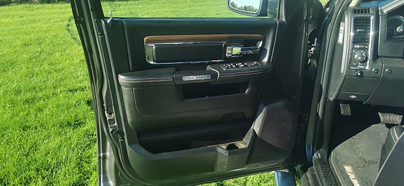 Dodge RAM 1500 10 of 16