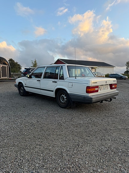 Volvo 740 2 of 7
